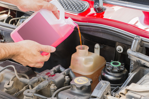 Признаки того, что вашему автомобилю требуется обслуживание охлаждающей жидкости